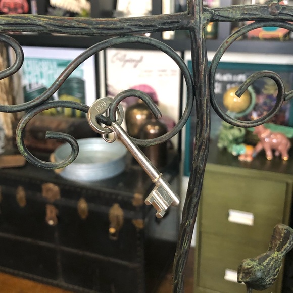 Silver Skeleton Key 🔑 Necklace Charm - Picture 2 of 3